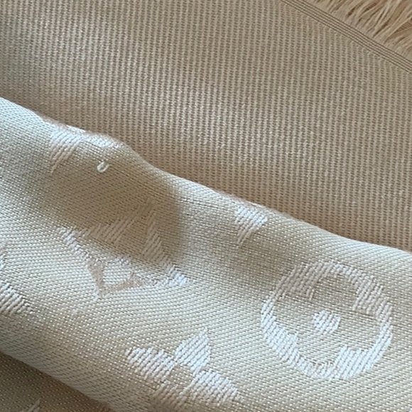 Louis Vuitton Monogram Scarf - Picture 7 of 9